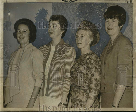 1966 Press Photo Mrs. Walter Siera with Petroleum Landmen's Wives club officers- Historic Images