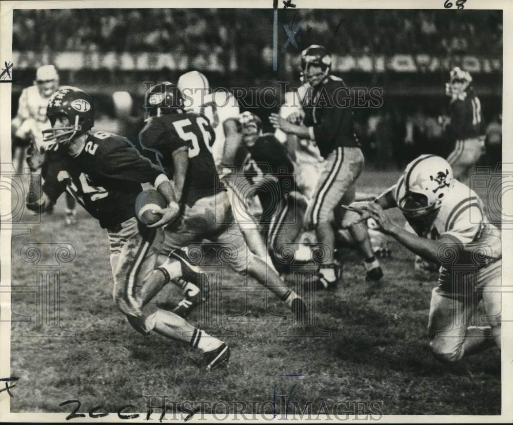 1967 Press Photo Tarpons&#39; A.J. Domangue on the go as Mike Hutchinson blocks- Historic Images