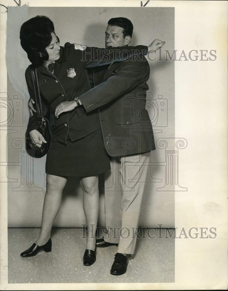 1972 Press Photo Federal Employee demonstrates Self Defense Technique on Man- Historic Images