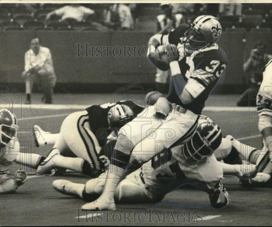 1976 Press Photo Saints runner Mike Strachan in Sunday's NFL game - noo75134- Historic Images