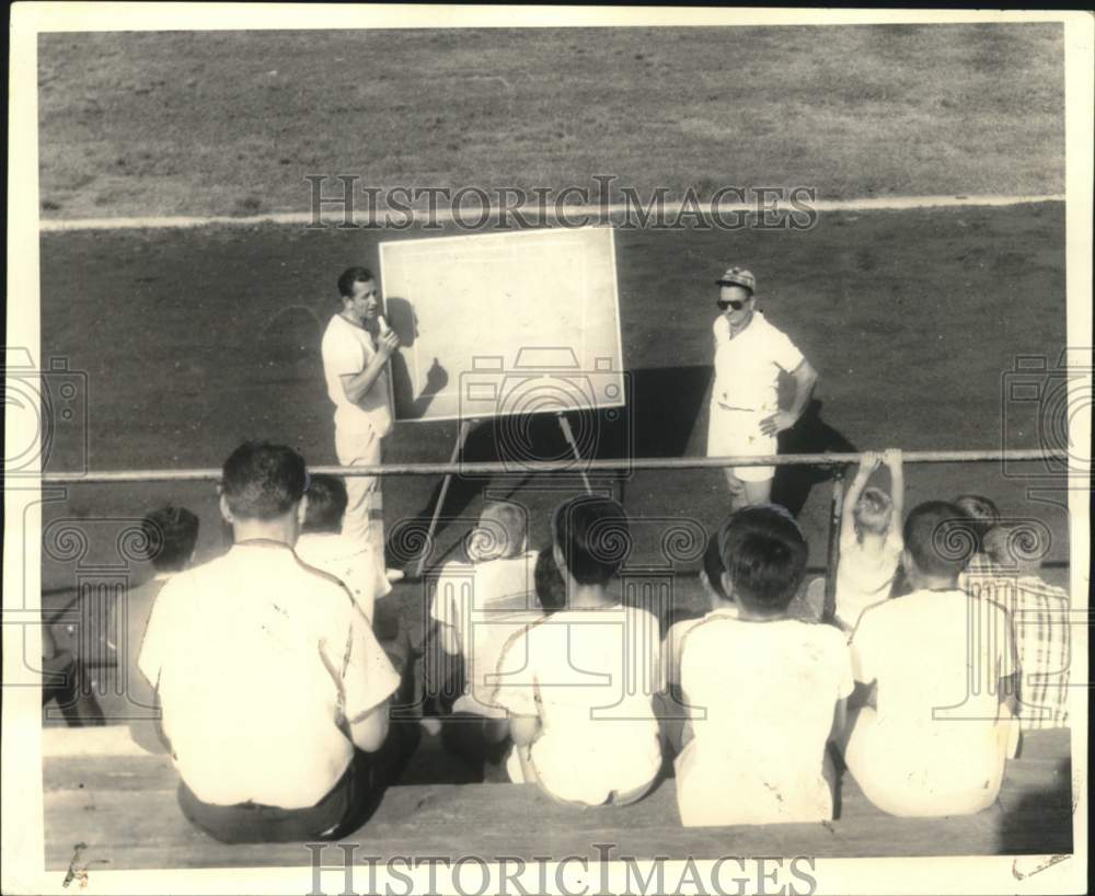 1967 Press Photo Eric Rud, George Gutierrez teach at Jefferson Parish Playground- Historic Images