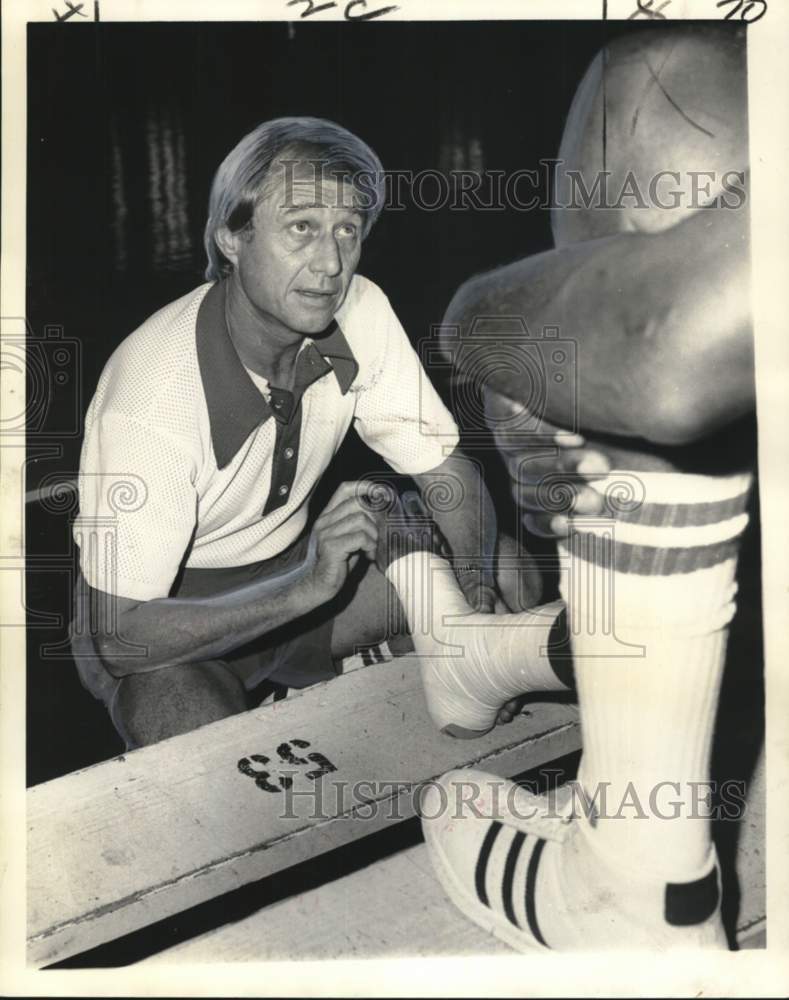 1974 Press Photo Boxing Trainer Don Sparks works on Foot of Boxer - noo75369- Historic Images