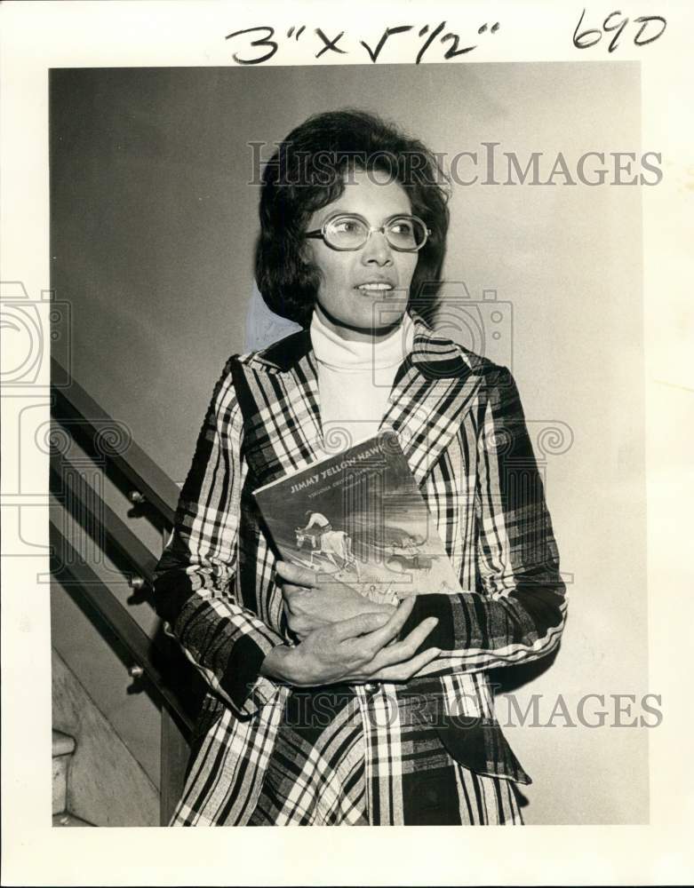 1973 Press Photo Virginia Driving Hawk Sneve, author and educator - noo76978