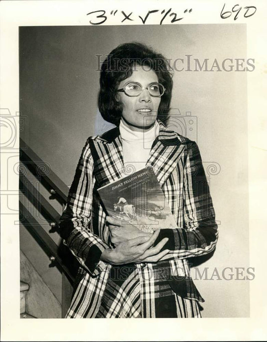1973 Press Photo Virginia Driving Hawk Sneve, author and educator - noo76978