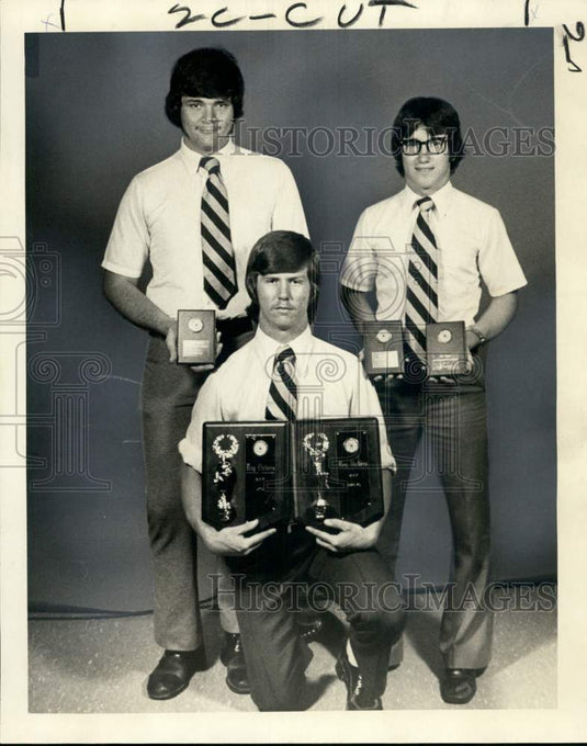 1975 Press Photo Getting top honors at the Kehoe Academy sports banquet- Historic Images