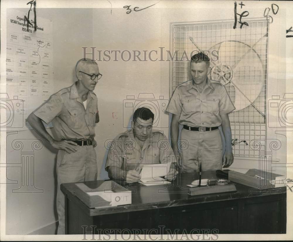 1959 Press Photo Army Reserve officers in training at Camp Leroy Johnson- Historic Images