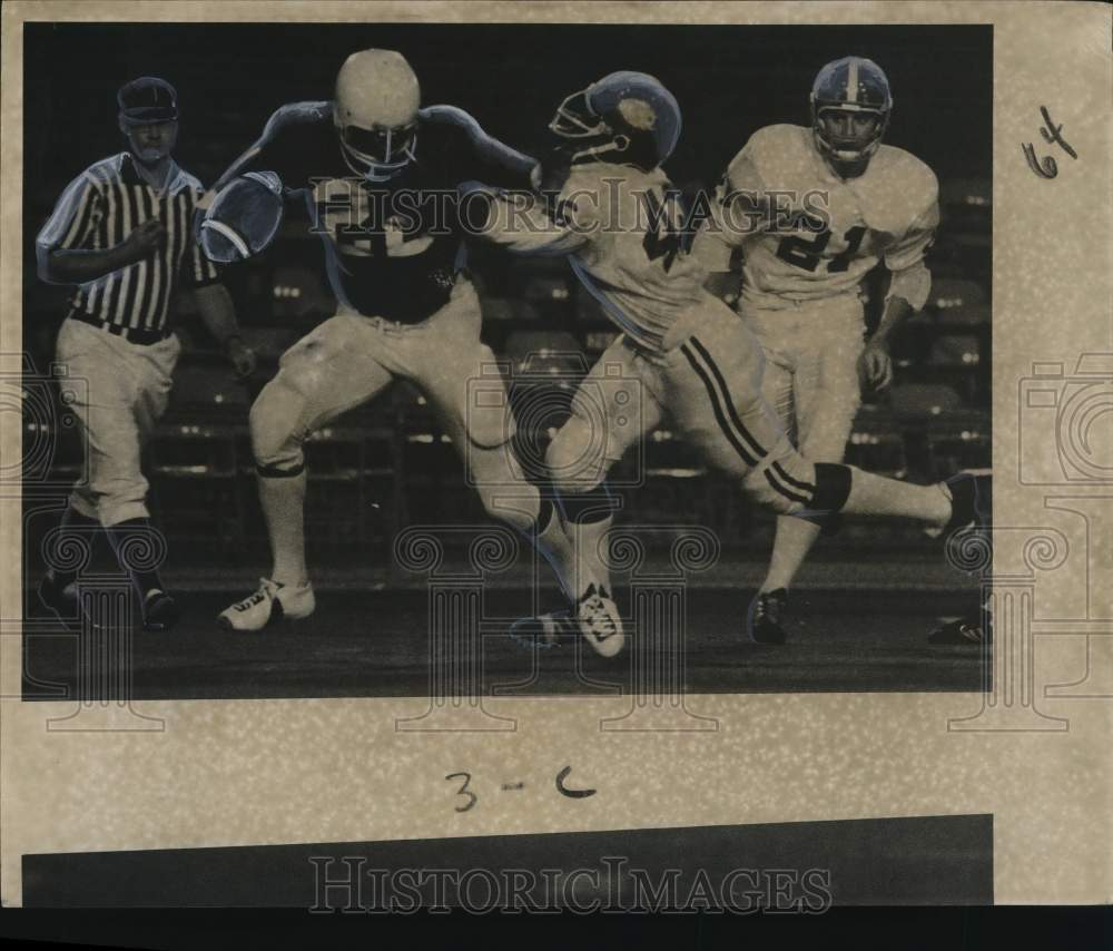 1971 Press Photo Football player Baby Billow blocks Dwight Brown, Tulane Stadium- Historic Images