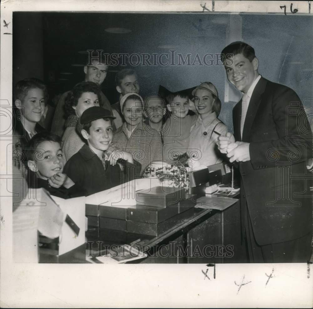 Press Photo Baseball player Bob Turley pose with youngsters - noo79023- Historic Images