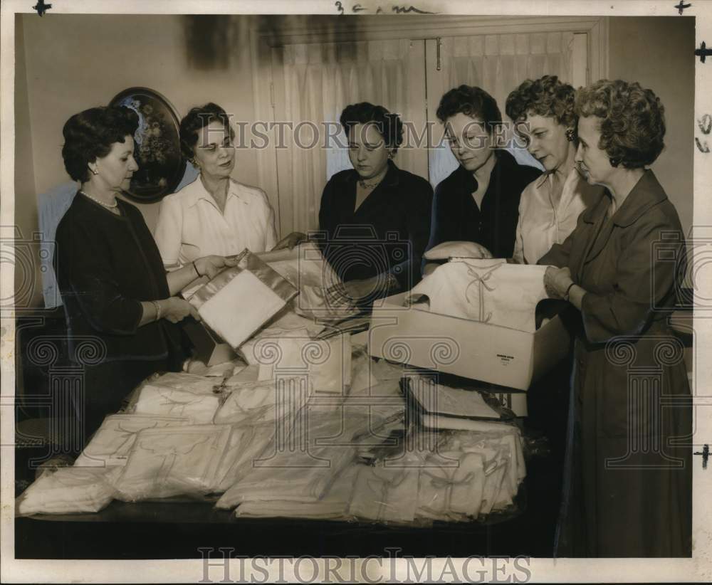 1959 Press Photo Park Place Garden Club members sort donations for Mayo Hospital- Historic Images