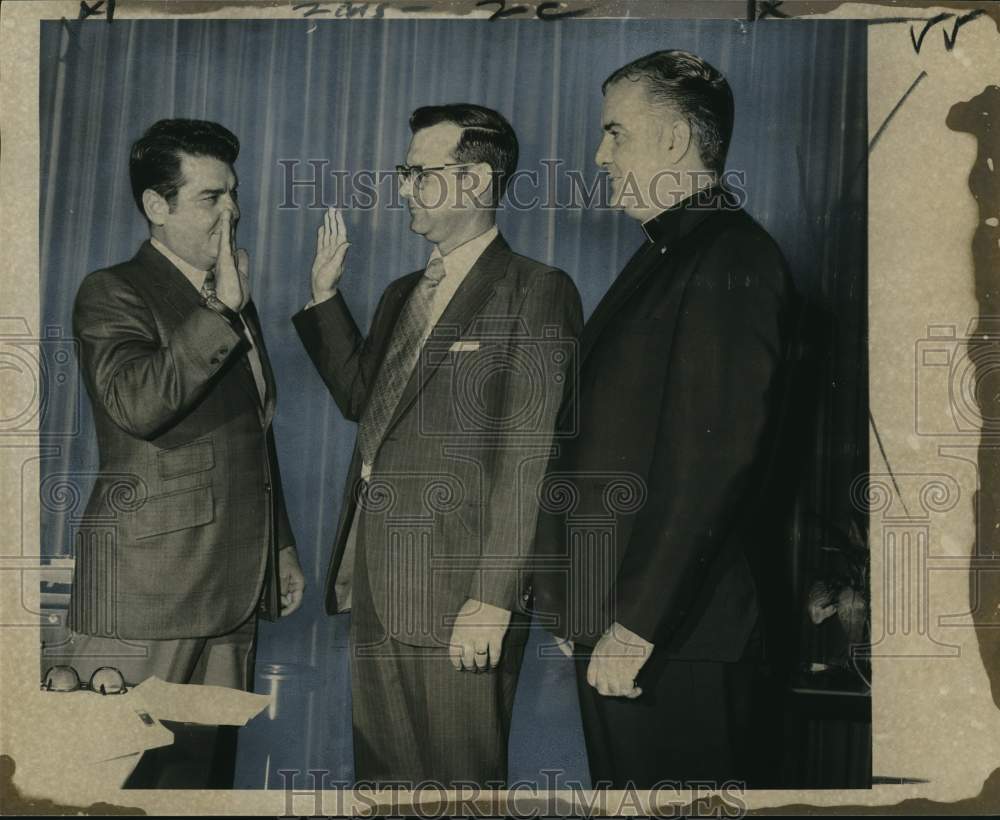 1970 Press Photo Supt. Clarence Giarrusso administers oath to Rev Robert Trotter- Historic Images