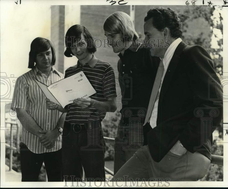 Load image into Gallery viewer, 1973 Press Photo University of Southern Mississippi students receive study grant

