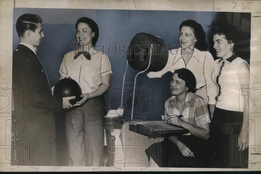 1954 Press Photo Bowlers at Sugar Bowl Lanes - noo79468- Historic Images