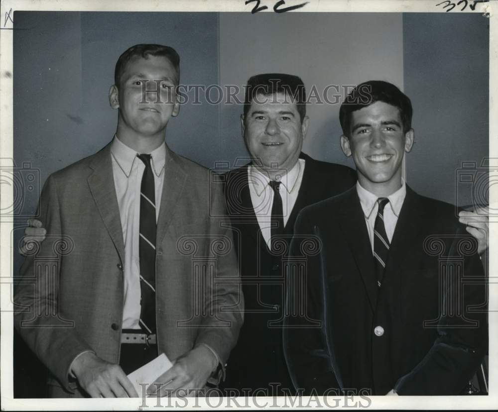 1966 Press Photo William Cunningham with Newman basketball athletes at banquet- Historic Images