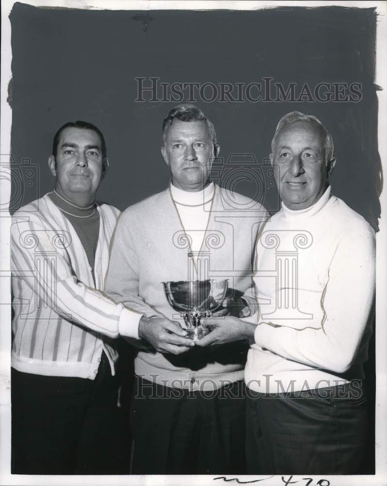 1970 Press Photo Richard Thibodeaux and Pepper Martin, golf champs, awarded- Historic Images