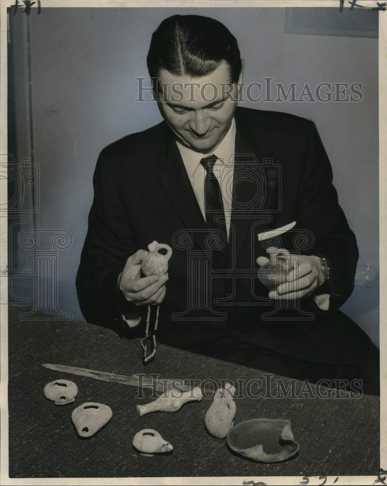 1961 Press Photo Ancient perfume juglets and necklace held by Yehoshua Trigor- Historic Images