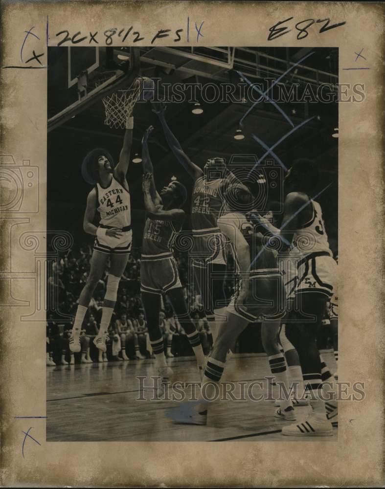 1975 Press Photo Basketball players during game at The Chamber of Horrors- Historic Images