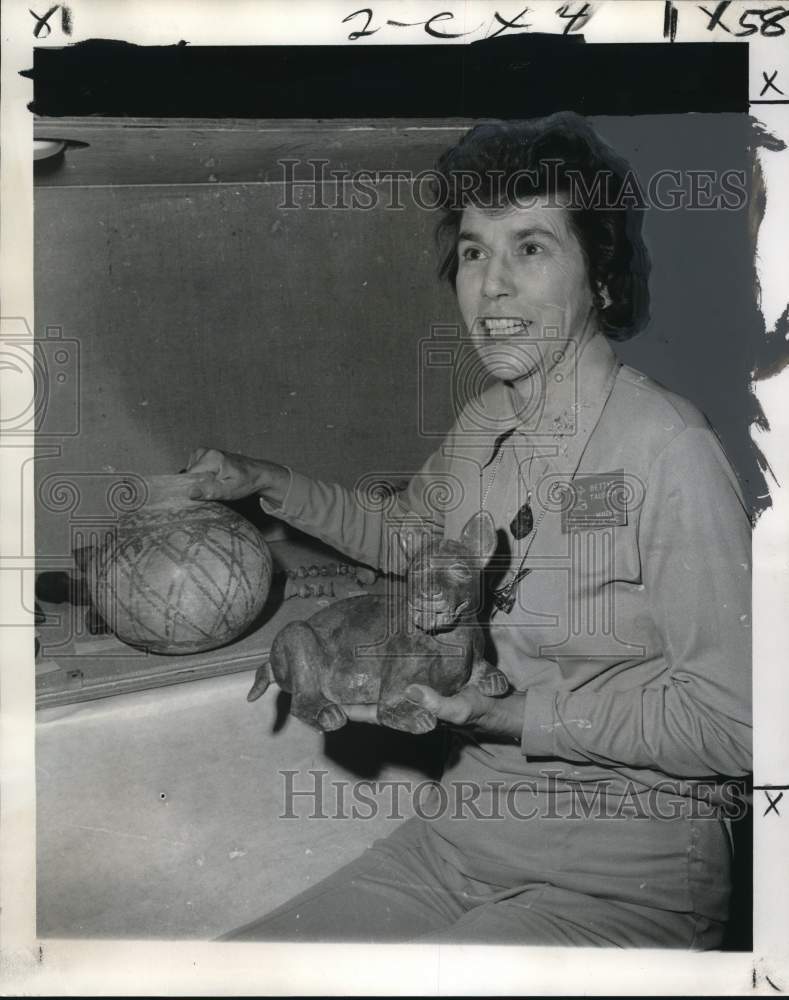 1974 Press Photo Bettye Tausch holds Pre-Colombian figures at LA Fair Grounds