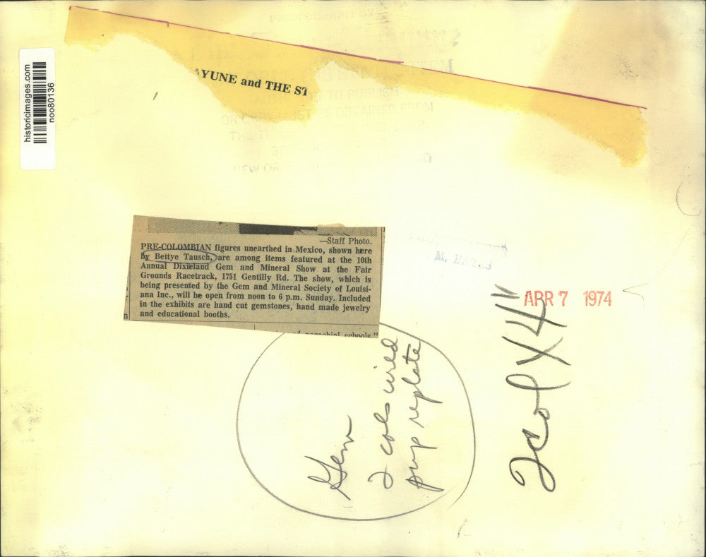 1974 Press Photo Bettye Tausch holds Pre-Colombian figures at LA Fair Grounds