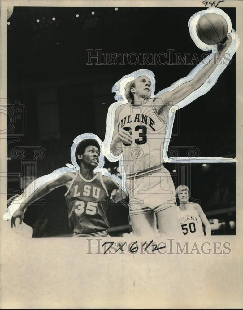 1976 Press Photo Basketball player Phil Hicks of Tulane holds the ball- Historic Images