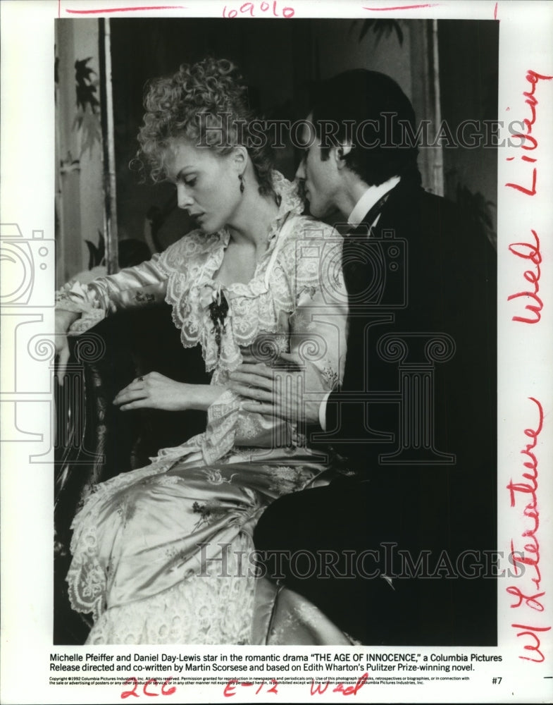 1992 Press Photo Michelle Pfeiffer and Daniel Day-Lewis in The Age of Innocence.