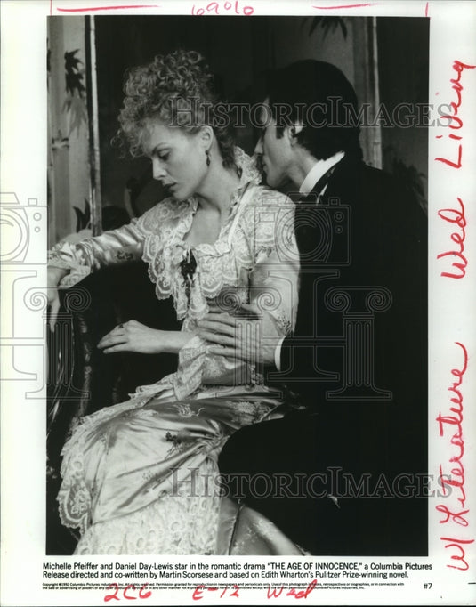 1992 Press Photo Michelle Pfeiffer and Daniel Day-Lewis in The Age of Innocence.