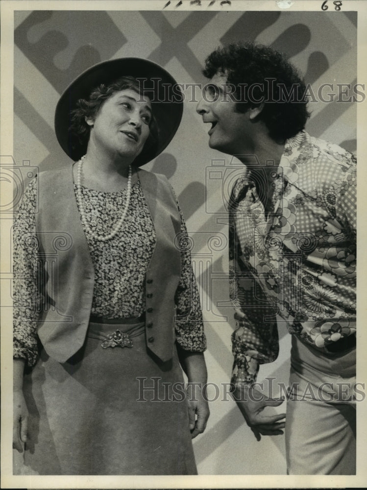 1977 Press Photo Bella Abzug and Lenny Schultz on Laugh-In, on NBC. - nop00268
