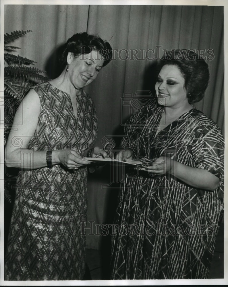 1975 Press Photo Marguerita Castro Alberty and Rose Bampton, opera singers.- Historic Images