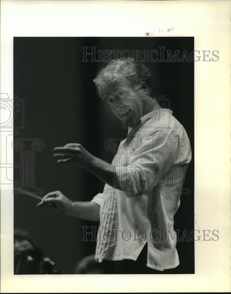 1990 Press Photo Guest conductor Theo Alcantara directs New Orleans Symphony.- Historic Images