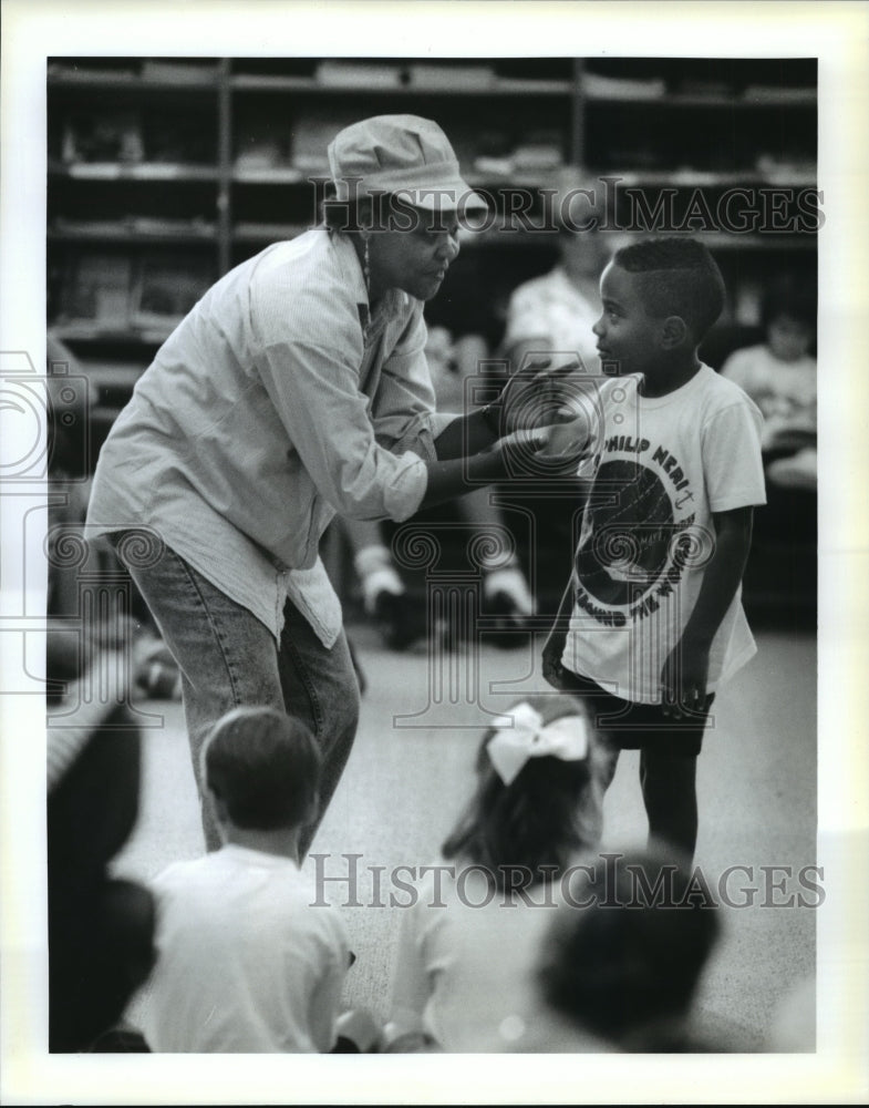 1993 Press Photo Adella Adella the Storyteller with summer reading program kids.- Historic Images