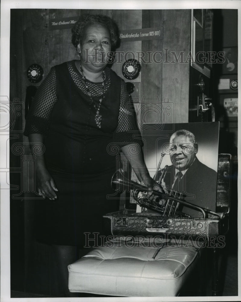 1968 Press Photo Mrs. Pearlie May Allen donates horn to museum. - nop00784- Historic Images