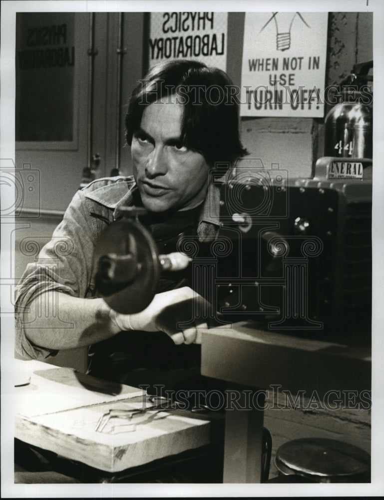 1977 Press Photo David Ackroyd stars in Exo-Man, on NBC. - nop00844