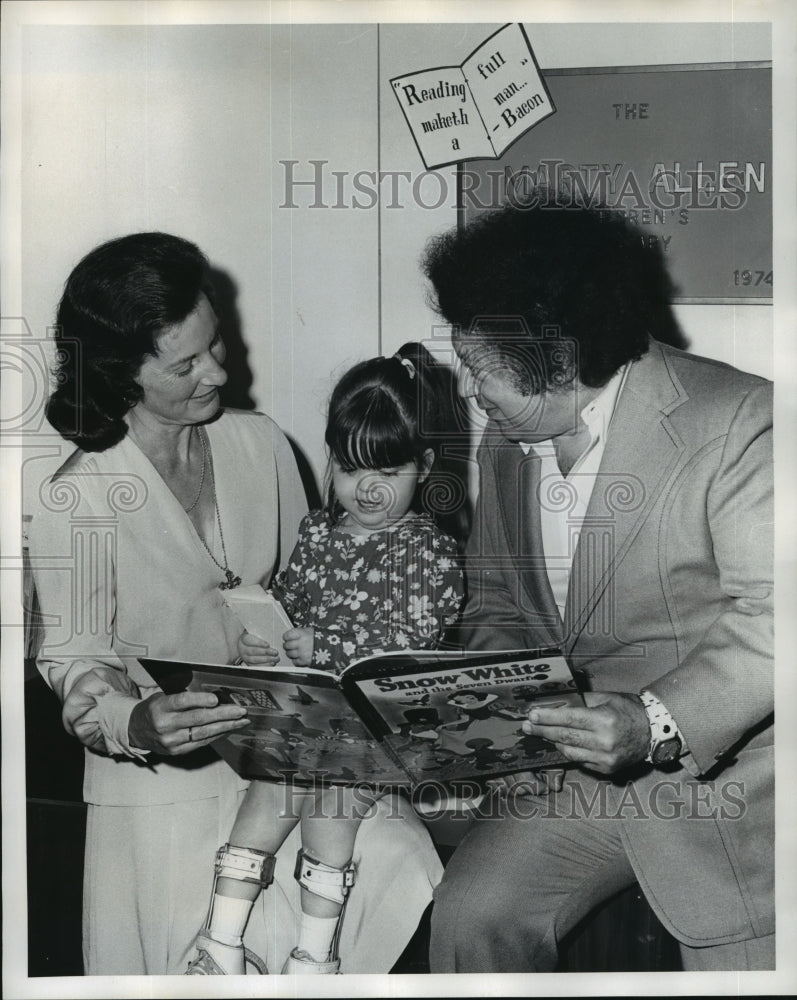 1974 Press Photo Marty Allen reads with Su Su Aldige at the Children&#39;s Hospital.- Historic Images