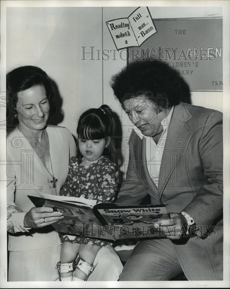 1974 Press Photo Marty Allen reads with Su Su Aldige at the Children&#39;s Hospital.- Historic Images