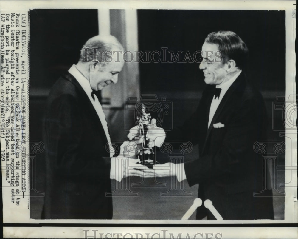 1969 Press Photo Frank Sinatra presents an Oscar to Jack Albertson. - nop01285