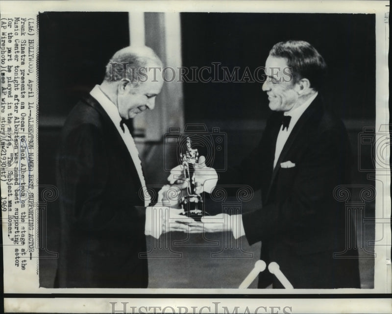 Load image into Gallery viewer, 1969 Press Photo Frank Sinatra presents an Oscar to Jack Albertson. - nop01285
