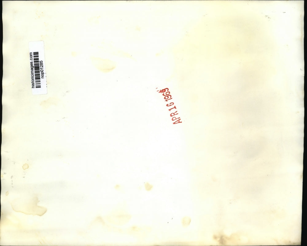 1969 Press Photo Frank Sinatra presents an Oscar to Jack Albertson. - nop01285