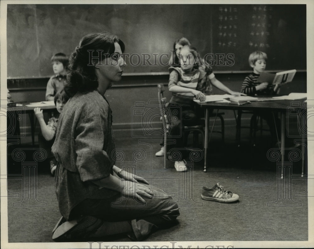 1977 Press Photo Jane Alexander stars in A Circle of Children, on CBS.