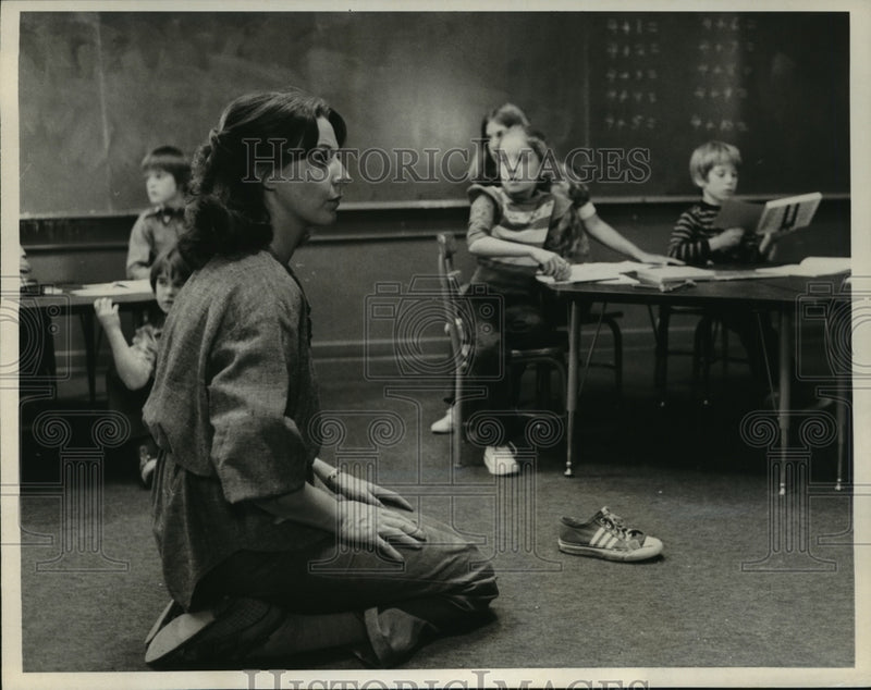 Load image into Gallery viewer, 1977 Press Photo Jane Alexander stars in A Circle of Children, on CBS.
