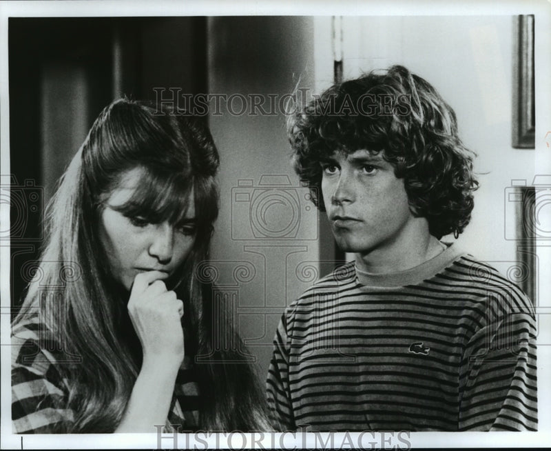 Load image into Gallery viewer, 1981 Press Photo Willie Aames and Tarah Nutter on Eight is Enough. - nop01355

