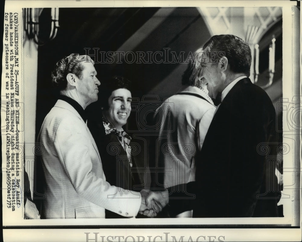 1973 Press Photo Roy Acuff shakes hands with President Richard Nixon.