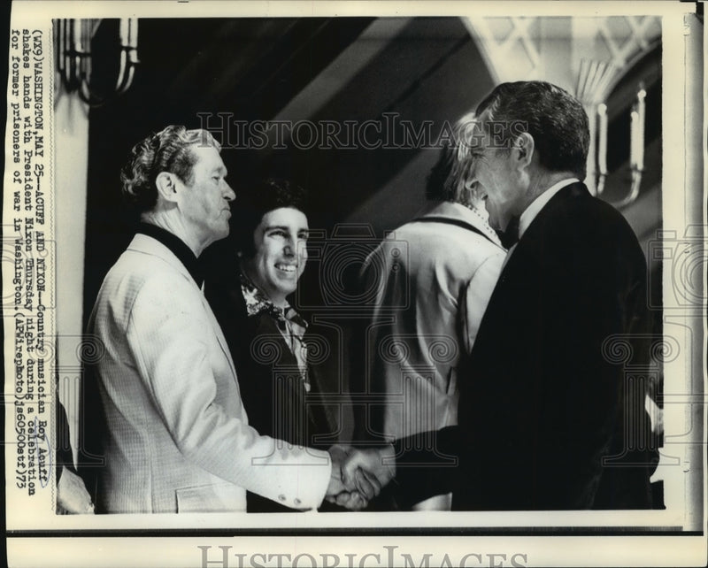 Load image into Gallery viewer, 1973 Press Photo Roy Acuff shakes hands with President Richard Nixon.
