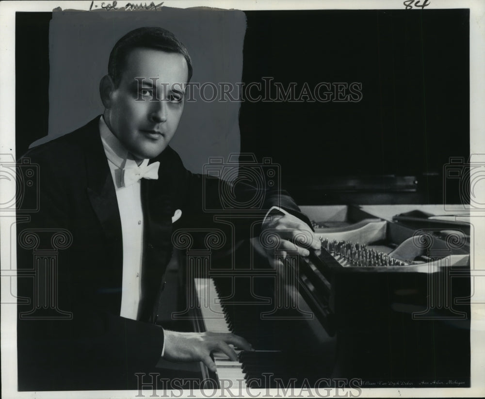 1971 Press Photo Joseph Banowetz, pianist. - nop01532- Historic Images