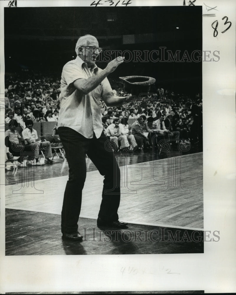 1976 Press Photo Pops dances on court at a New Orleans Jazz game. - nop02662- Historic Images