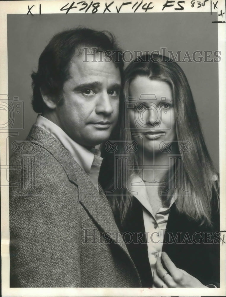 1977 Press Photo Actors Lou Antonio and Kim Basinger of &quot;Dog and Cat&quot;- Historic Images