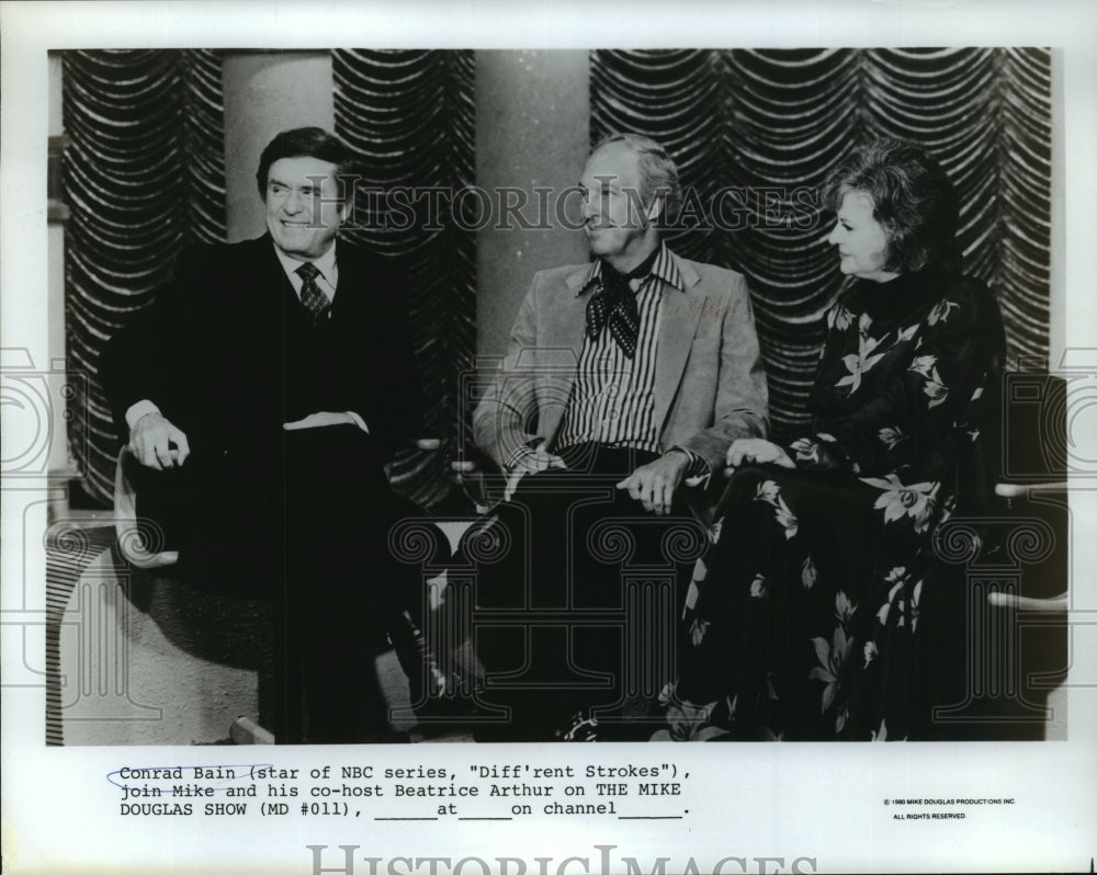 1980 Press Photo &quot;The Mike Douglas Show&quot; - Conrad Bain, Mike Douglas, Bea Arthur- Historic Images