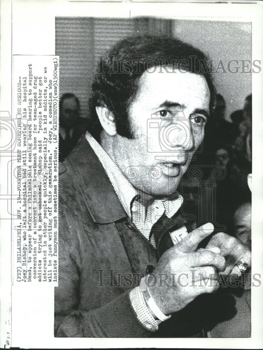 1970 Press Photo Comedian Joey Bishop Leaving Philadelphia Hospital - nop07959
