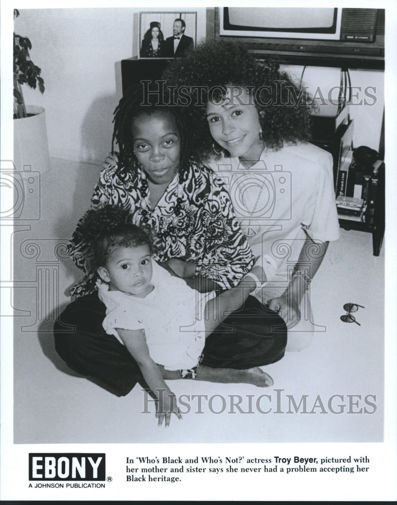 1990 Press Photo Actress Troy Beyer With Her Mother and Sister - nop08025- Historic Images