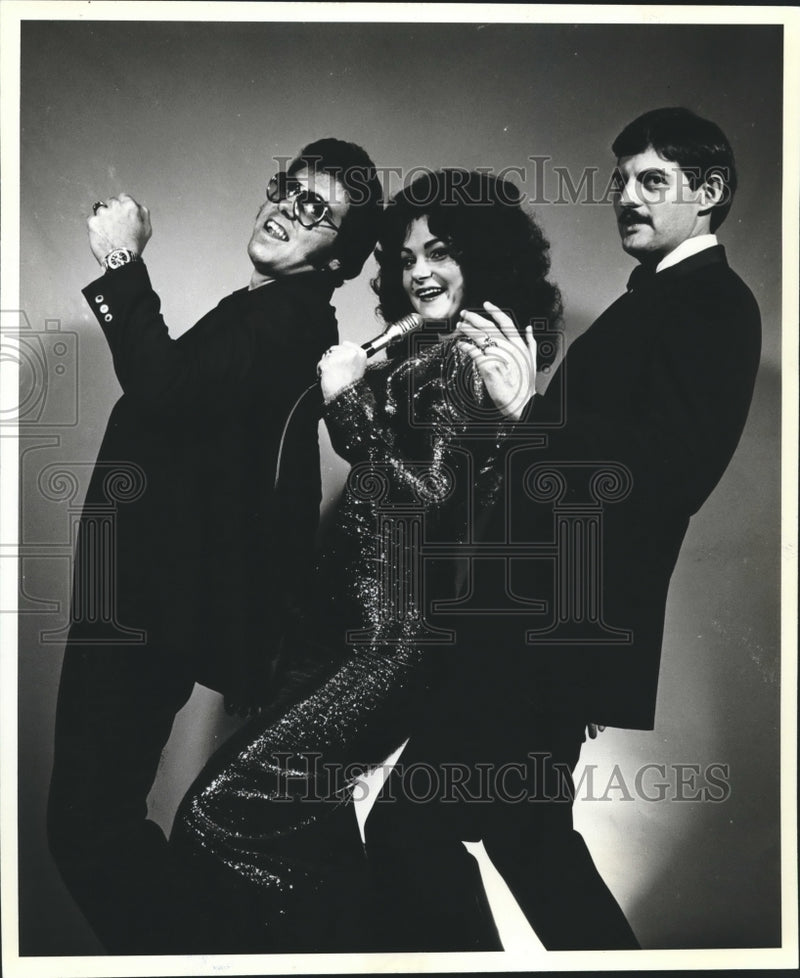 Load image into Gallery viewer, 1980 Press Photo Returning Court of Krewe of Clones, Sandra Blair and others
