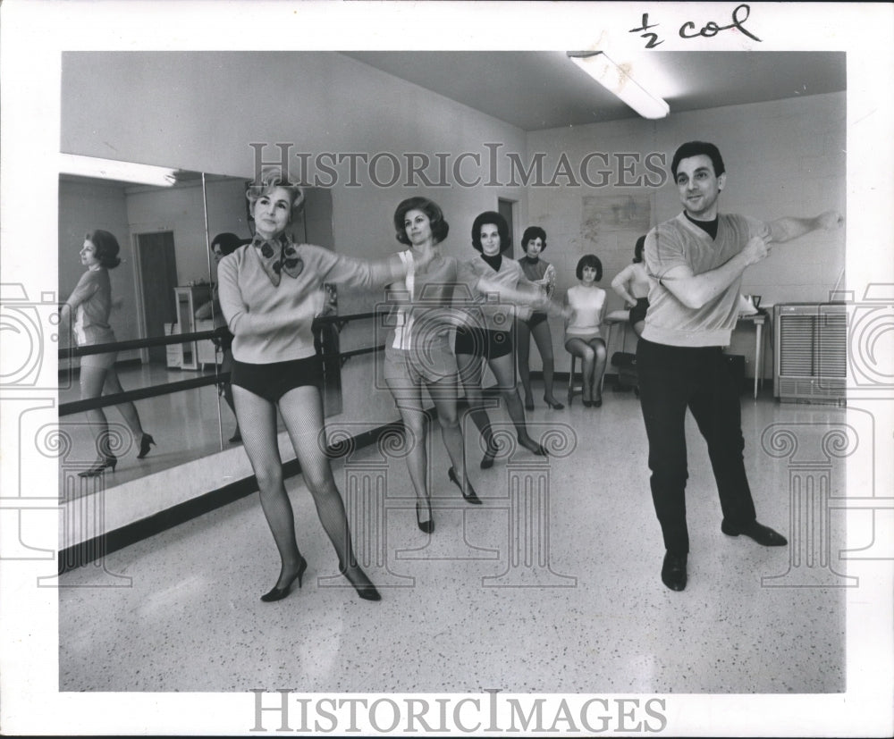 1966 Press Photo Choreographer Tony Bevinetto rehearses with doctors&#39; wives