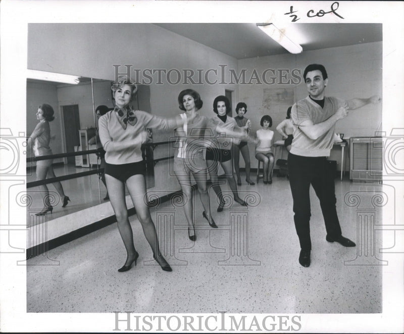 Load image into Gallery viewer, 1966 Press Photo Choreographer Tony Bevinetto rehearses with doctors' wives
